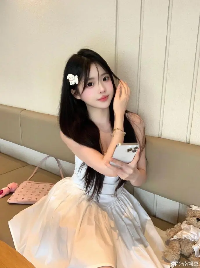 作家使用iPad创作场景